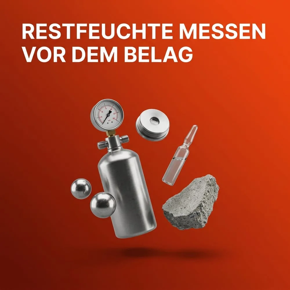Professionelles CM-Messgerät mit Stahl-Druckflasche und rundem Manometer, Glasampulle, zwei Stahlkugeln und ein Bruchstück grauer Zementestrich – schwebend vor warmem AMPHA-Farbverlauf.